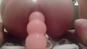 El dildo de bolas es delicioso para estirar mi culo